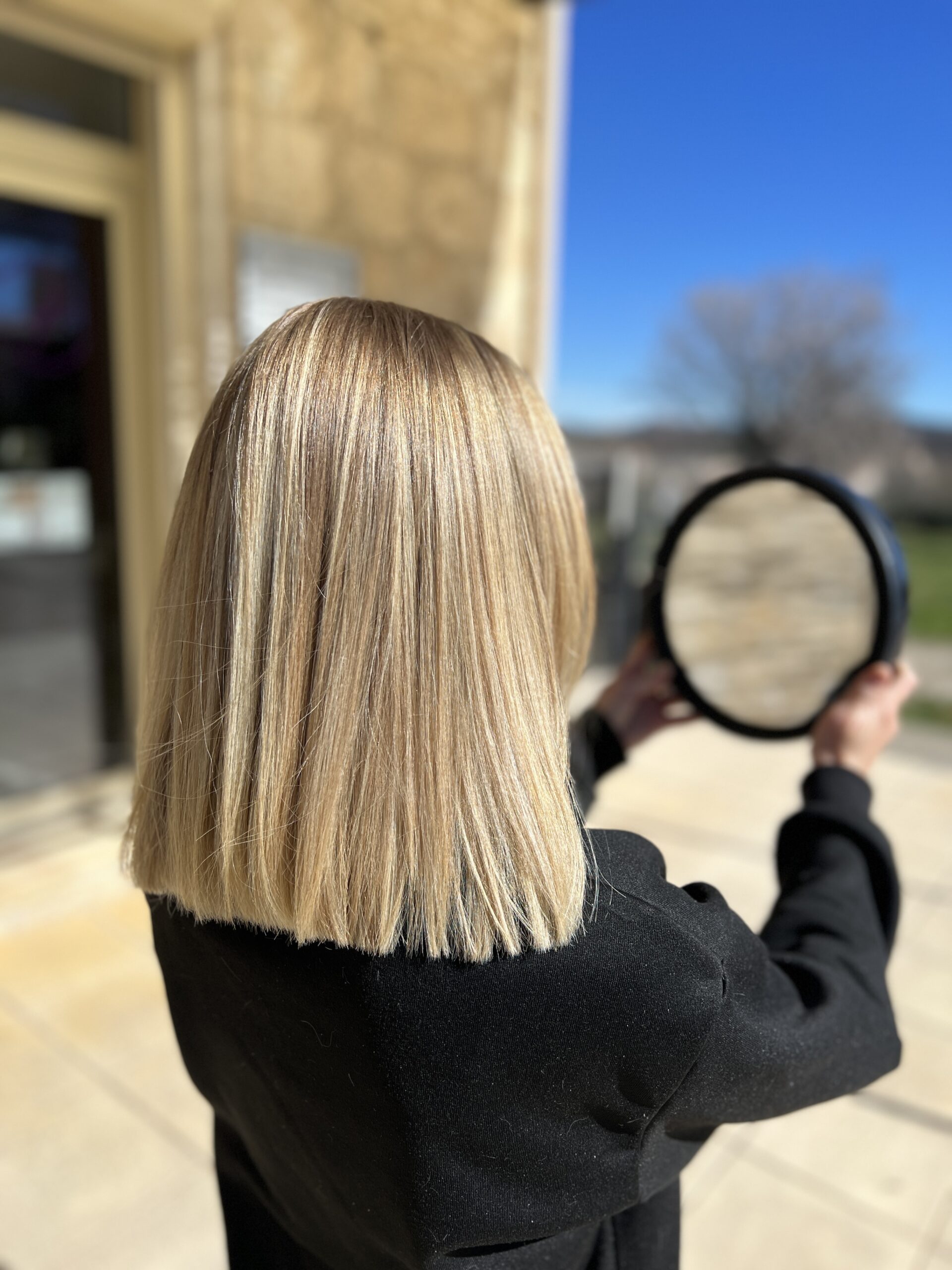 coiffure carré lisse blonde