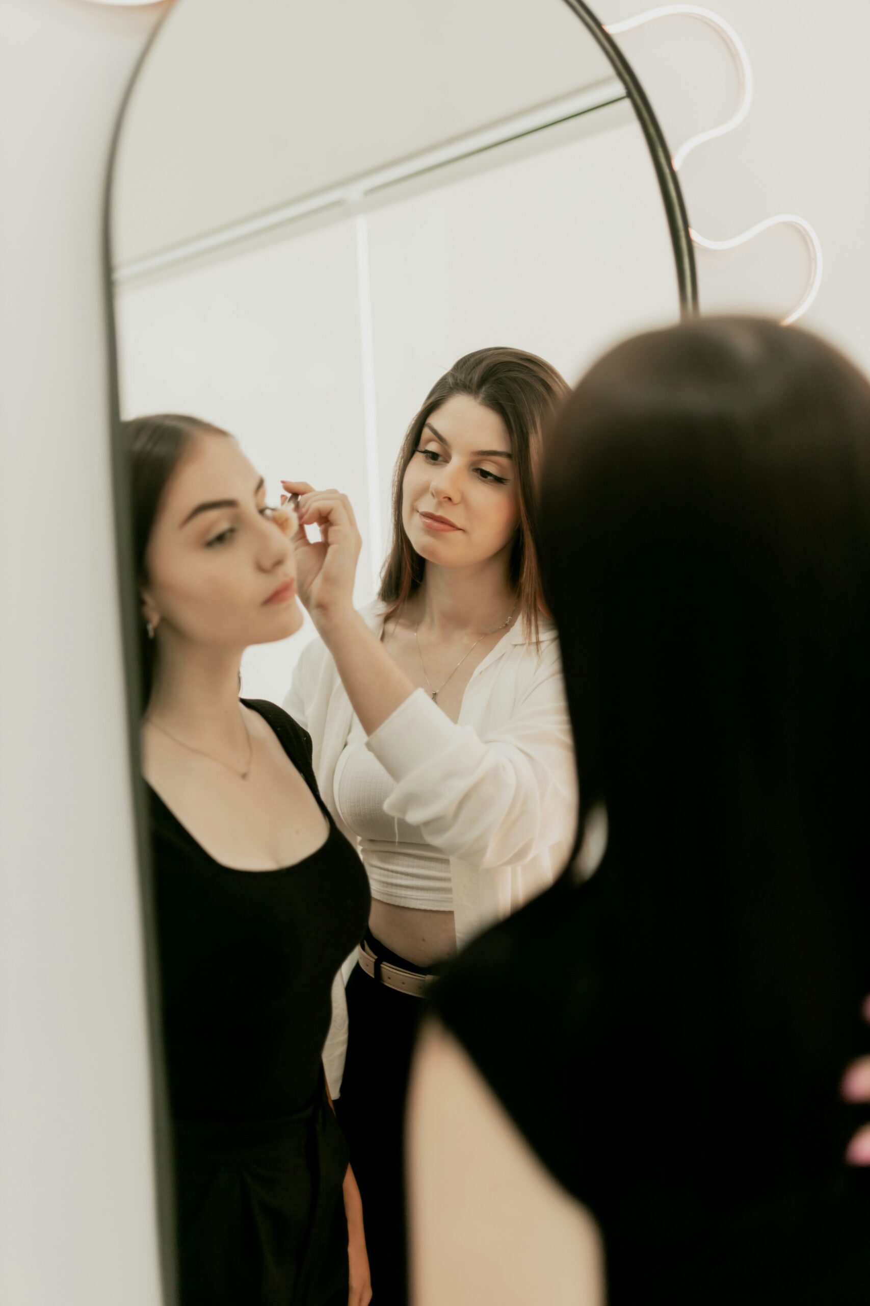 atelier maquillage femmes qui ce maquillent lors d'un atelier