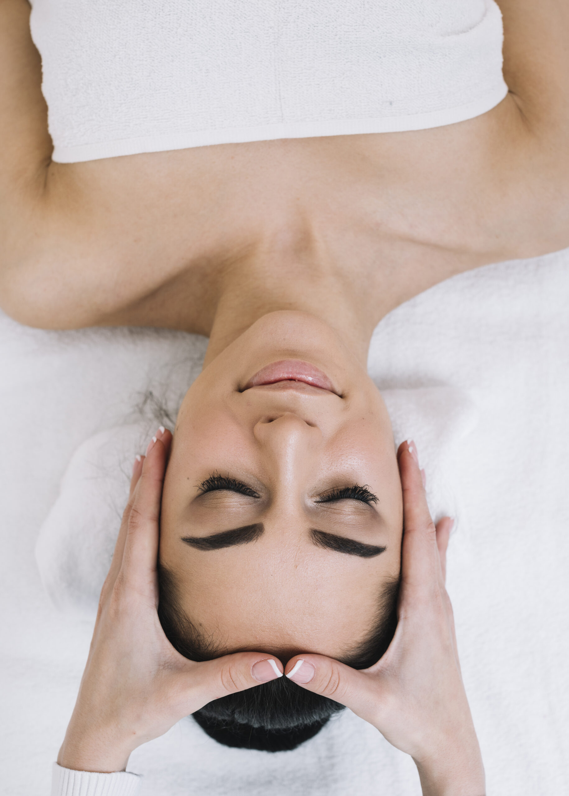femme recevant un massage de la tête